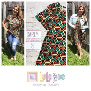 💋LuLaRoe Carly Swing Dress Geometric Print Size S